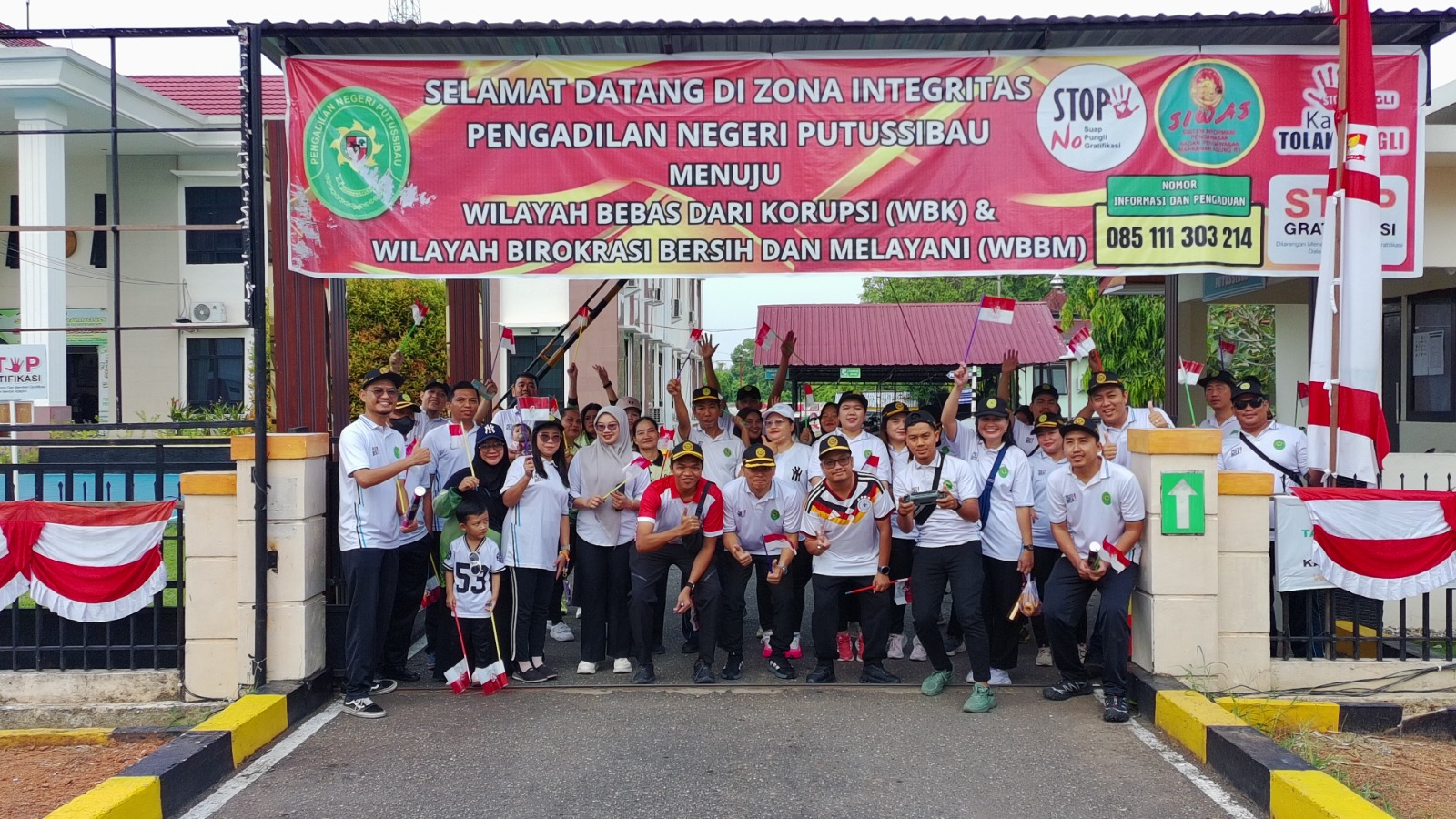 Jalan Santai dalam Rangka memperingati HUT ke -81 Kemerdekaan RI dan HUT Mahkamah Agung RI ke-81 Pada Pengadilan Negeri Putussibau