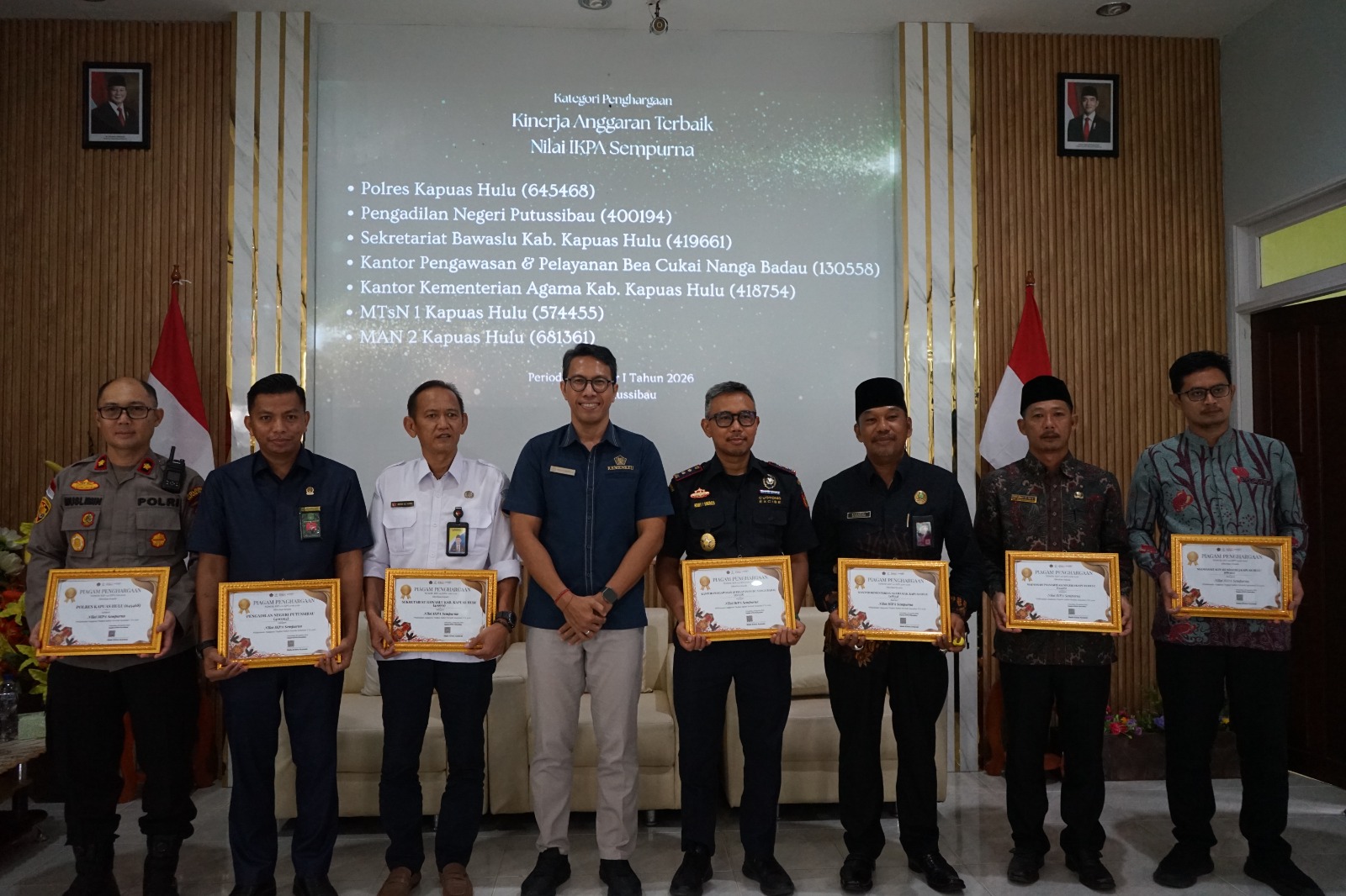Pengadilan Negeri Putussibau Meraih Penghargaan Dari KPPN Tipe A2 Putussibau