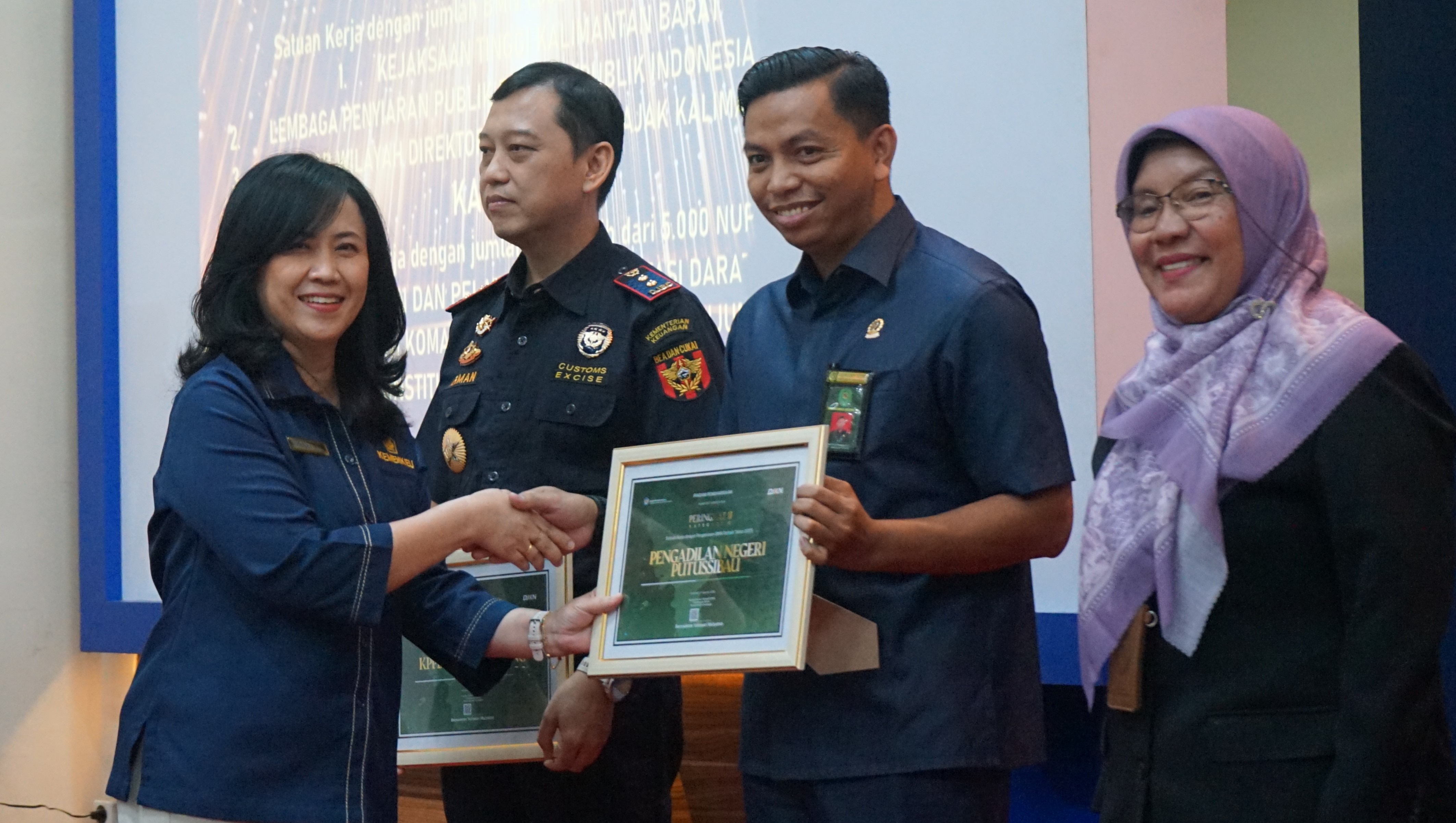 Pengadilan Negeri Putussibau meraih Penghargaan Peringkat II Kategori C Satuan Kerja Pengelolaan BMN Terbaik 2025 dari  DJKN Kalimantan Barat.